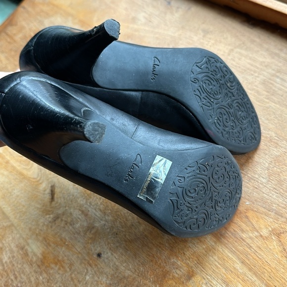Clark’s Artisan black leather open toe pumps with 2” heel women’s 8 - Picture 4 of 8
